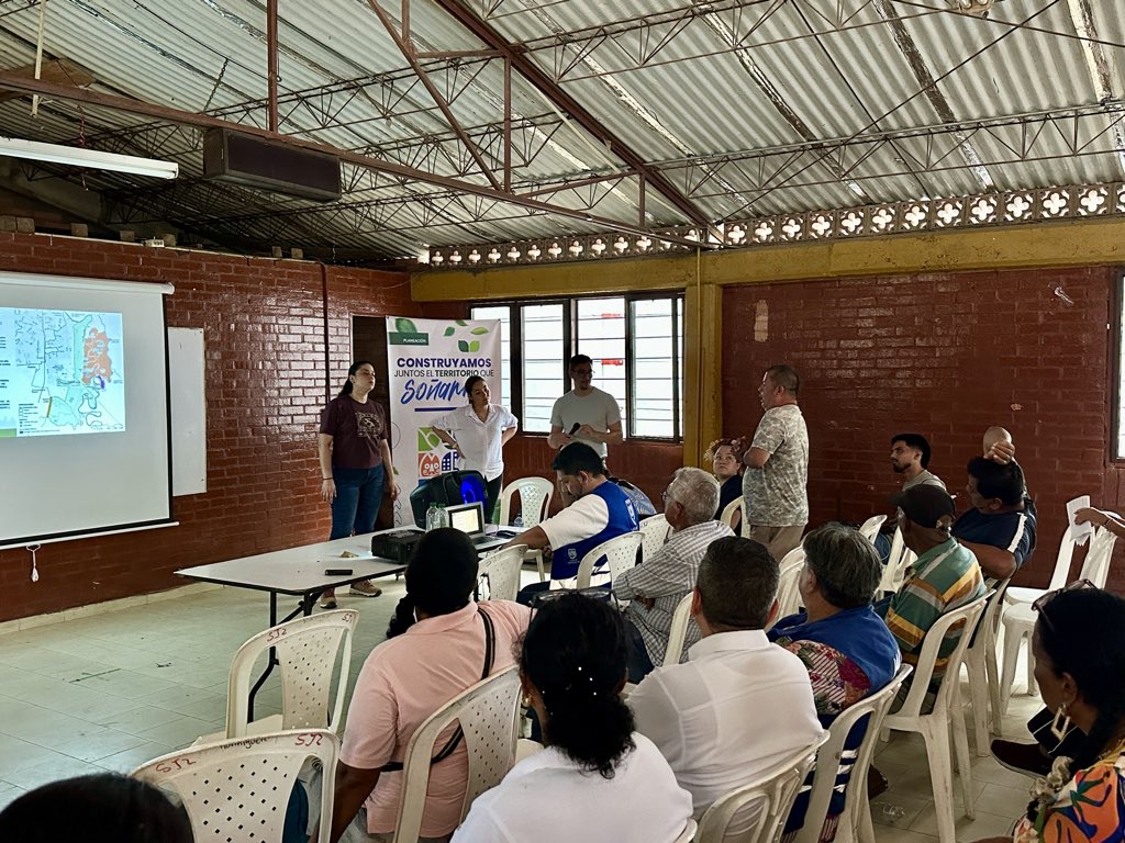 DAPDCali's tweet photo. #AEstaHora avanzamos en la #FormulaciónParticipativa del POT con jornadas simultáneas en los corregimientos de Montebello y El Hormiguero. Socializamos las propuestas preliminares de ajuste y recogemos observaciones de para seguir construyendo de manera conjunta. #RAPOTCali https://t.co/k0FDEWGjtg