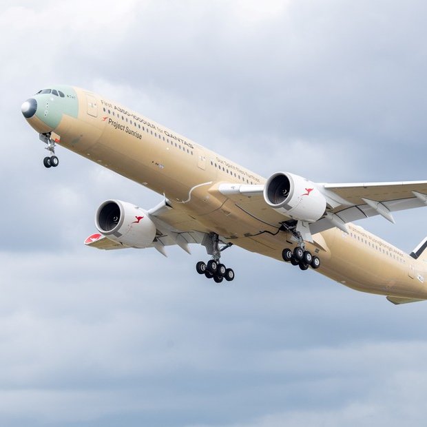 clarincom's tweet photo. AIRBUS PROBÓ EL AVIÓN QUE PODRÁ VOLAR 22 HORAS SIN ESCALAS

Airbus completó con éxito el primer vuelo del A350-1000ULR. La prueba se realizó en Toulouse, Francia, y marca el inicio de una campaña de certificación para poner en marcha el proyecto de vuelos ultra largos. La aeronave será operada por Qantas y permitirá conectar Sídney con Londres y Nueva York de manera directa. El primer avión está previsto para ser entregado en abril de 2027.

El modelo contará con mayor capacidad de combustible, mejoras aerodinámicas y solo 238 asientos distribuidos en cuatro clases para priorizar la comodidad. Además, incluirá áreas para que los pasajeros puedan moverse y estirarse durante el viaje.

(+) en Clarín: https://t.co/GpprEw17r0