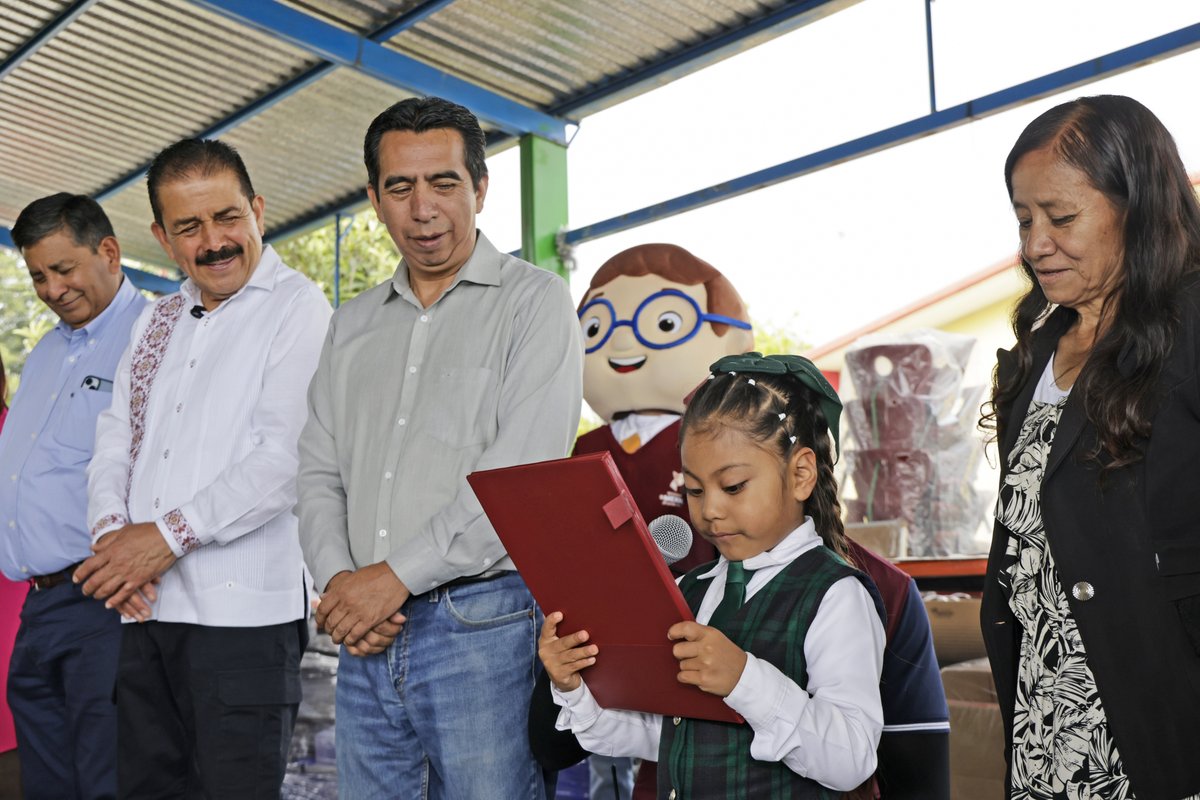 SeducEdoMex's tweet photo. 📚En #Ecatzingo avanza la transformación educativa.
En el Preescolar "Gral. Emiliano Zapata", la gira #SECTIEnTuComunidad entregó infraestructura, equipamiento y mobiliario para 11 escuelas.
💰14.9 millones de pesos invertidos en el futuro de niñas y niños.

#ElPoderDeLaEducación https://t.co/sG5sPy1B0C