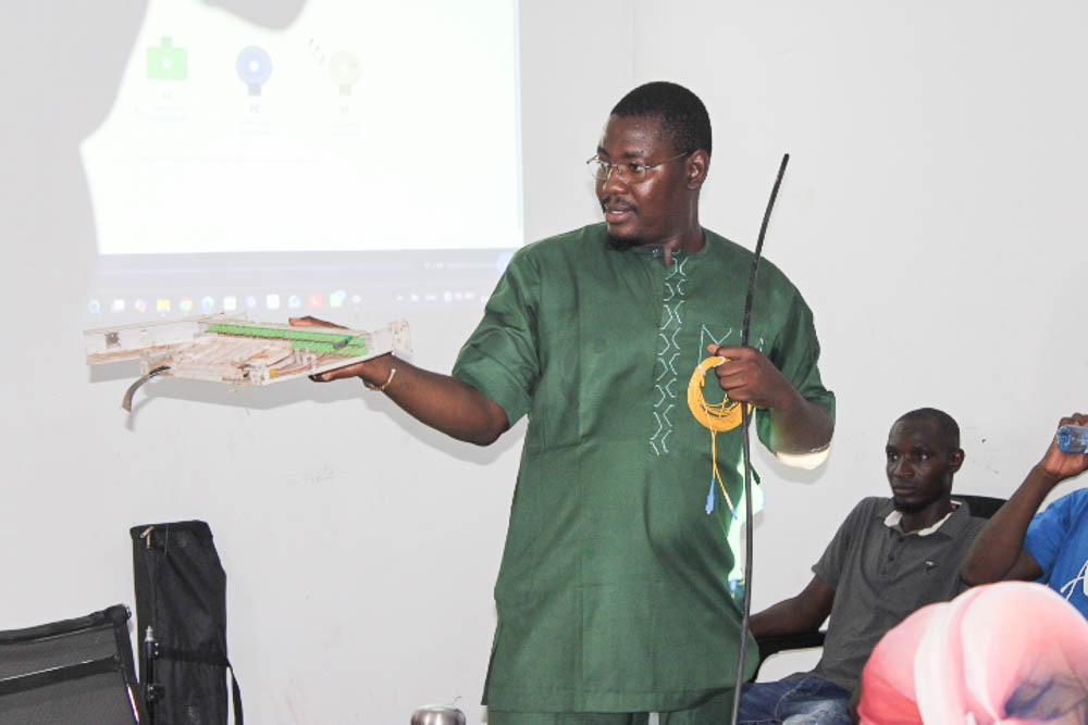 isocml's tweet photo. #DDCN_4
2ᵉ journée de formation au @technopolemali.
Les filles découvrent et touchent du doigt les types de #fibres_optiques et les méthodes de soudure, aux côtés d’experts.
Elles réalisent que sans ces métiers, pas de connexion possible.
@ISOC_Foundation @belgique 
#Numérique https://t.co/uYGOzoHFjW