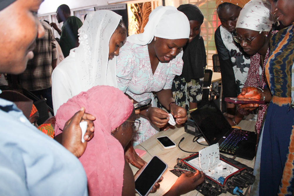 isocml's tweet photo. #DDCN_4
2ᵉ journée de formation au @technopolemali.
Les filles découvrent et touchent du doigt les types de #fibres_optiques et les méthodes de soudure, aux côtés d’experts.
Elles réalisent que sans ces métiers, pas de connexion possible.
@ISOC_Foundation @belgique 
#Numérique https://t.co/uYGOzoHFjW