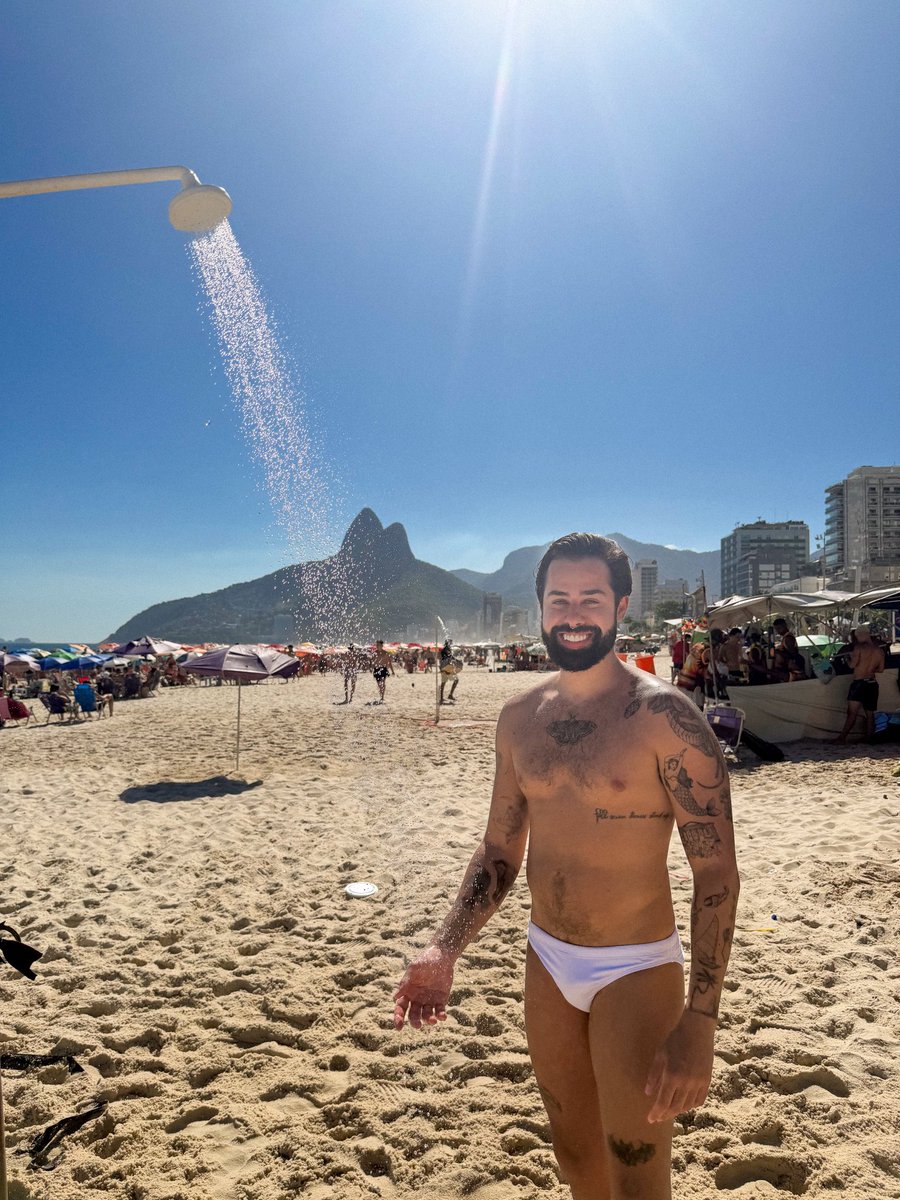 Pitercostaa's tweet photo. Aquela foto tradicional no Rio 🚿 https://t.co/reSvweKkWX