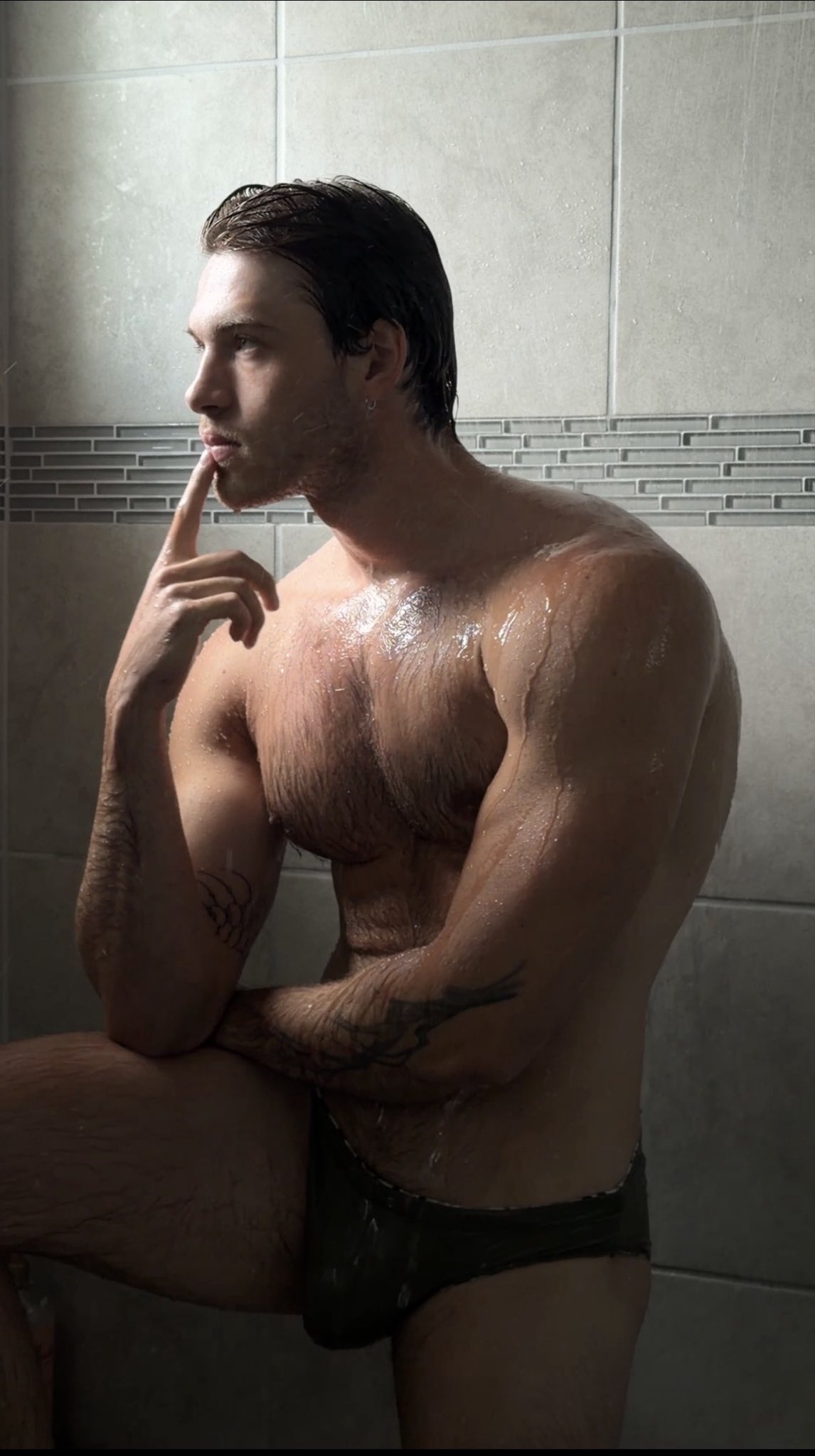2 pic. Thinking man, what is he thinking about? https://t.co/I1gOz7aikC
