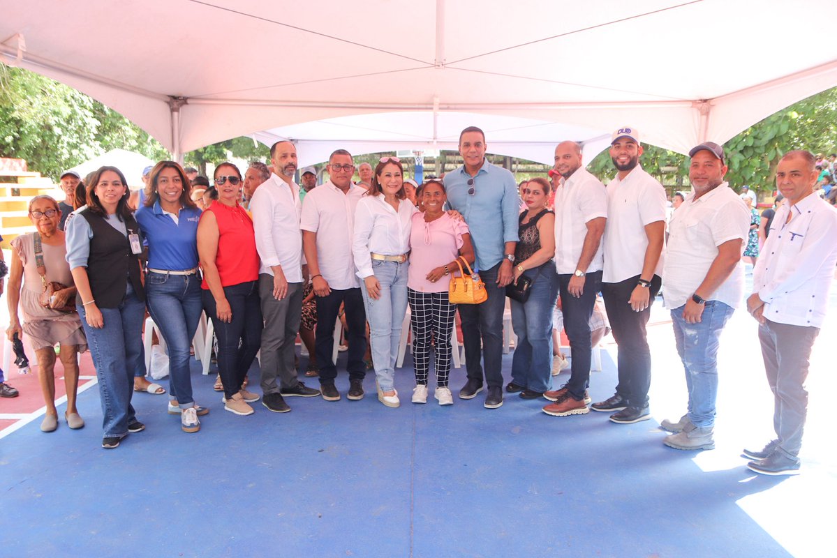 SuperateRDO's tweet photo. A los actos de entrega asistieron el diputado Robison Santos; las regidoras Ynmaculada Hidalgo y Santa Martínez; el regidor Danny Brito así como parte del equipo técnico de @Superaterdo.

#Supérate
#BonoDeEmergencia https://t.co/5LrCwsssqG