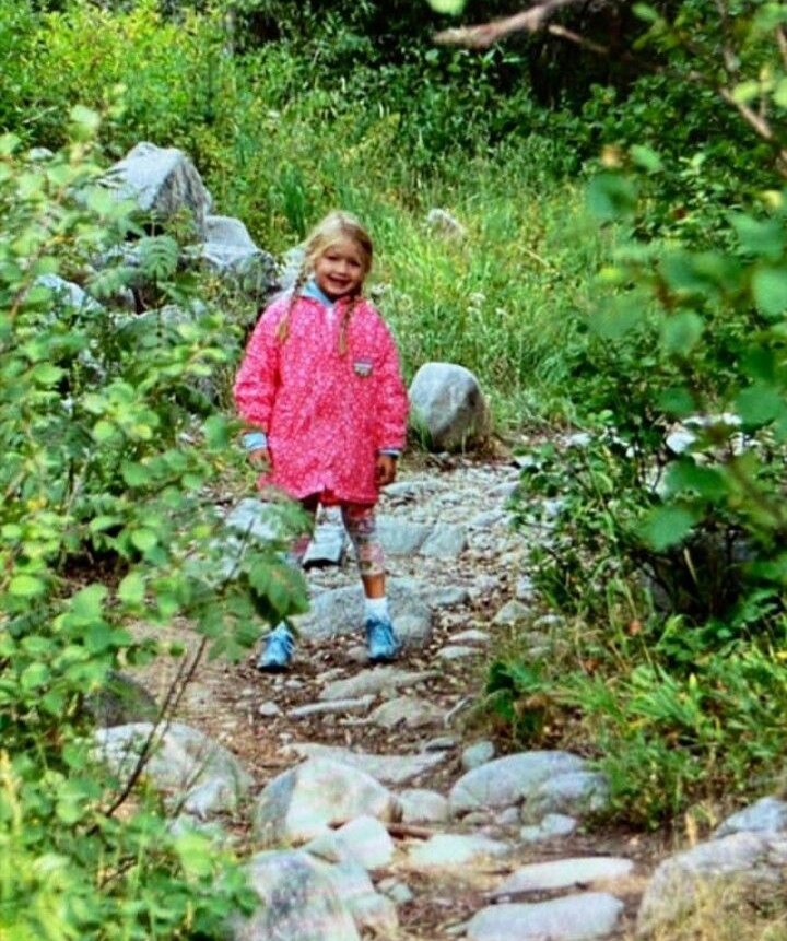 deartaylorrs's tweet photo. eu acho essa foto da gigi pequena tão parecida com as que ela posta da khai hoje, curada que a criança é desse jeitinho 🥲 https://t.co/UMrmwOwKLi