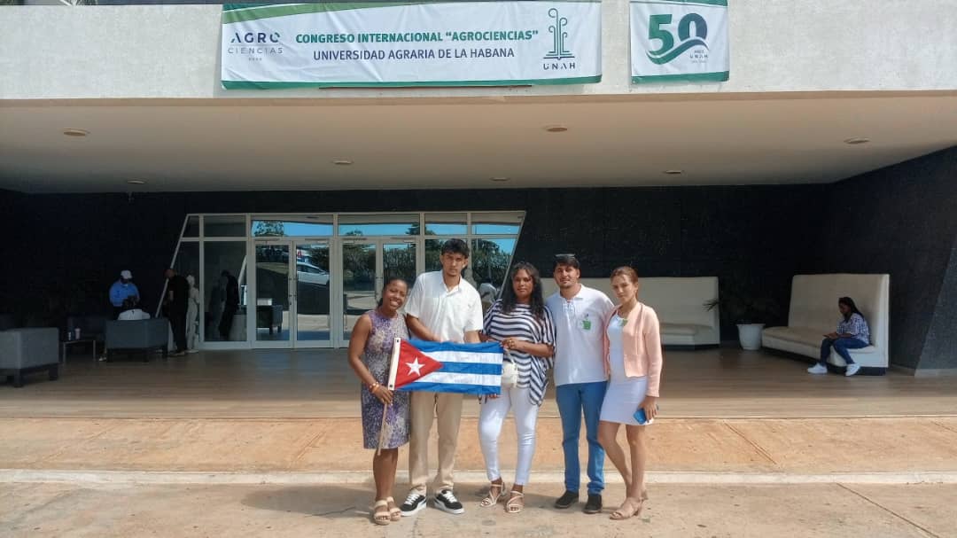 UJCMayabeque1's tweet photo. En esta ocasión el Secretario General de la UJC Evelio Alejandro Morejón Pérez tuvo la misión de abanderar la expedición juvenil "Tumba el Bloqueo"presidido por el Consejo de la FEU de nuestra casa de altos estudios. 
Continúan nuestros jóvenes apostando por una Cuba soberana! https://t.co/PszdXe6bKC