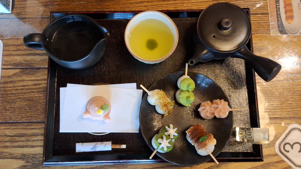 GoldwingSenCha's tweet photo. 茶の芽 - 東静岡/日本茶カフェにて
何も無いところにポツンとある日本茶カフェ。
しかし満員。大人気のようです。
メニューを見ると、お茶請け、煎茶ともに格安で
とても良心的。味の方も立派でした。
おまけと言ってはアレですが水琴窟もあり
自由に利用でき癒し系。
利用し続けたい店でした🙆 https://t.co/23QJUbTTP5