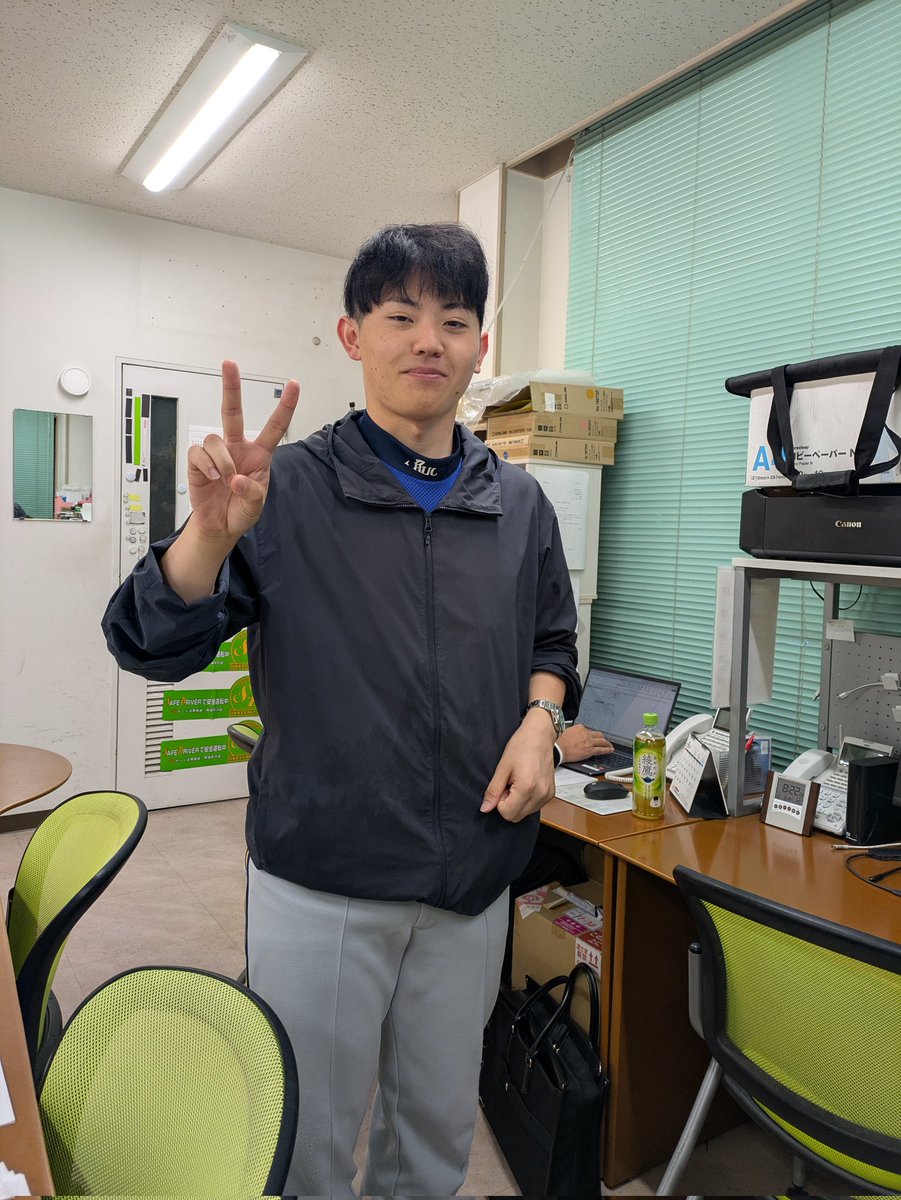 hanyu_mo's tweet photo. ★本日は台風ですが。。。★
皆様！！
お早うございますだ🙌🙌
本日はこんな天候ですが。。。。
とりあえず通常通り営業します！！
ですが、本日教習が入っている皆様、是非お気をつけてお越し下さい❤️❤️
と、弊社のスーパーACE、遠藤さんが申しております！🌞 https://t.co/vT7NAVr86M