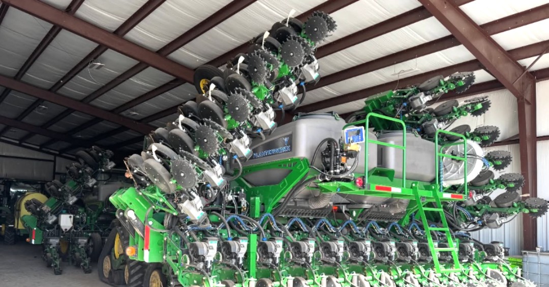 machinefinder's tweet photo. Every adjustment matters during planting season. Big equipment and precision in the field keep acres moving day after day.

Share your own planting-season moments with #YesJDMF to grant permission for a feature. Why does your operation stand out? ⬇️

📸: @farmer_8rx410 on IG https://t.co/R8J6GCr04Z