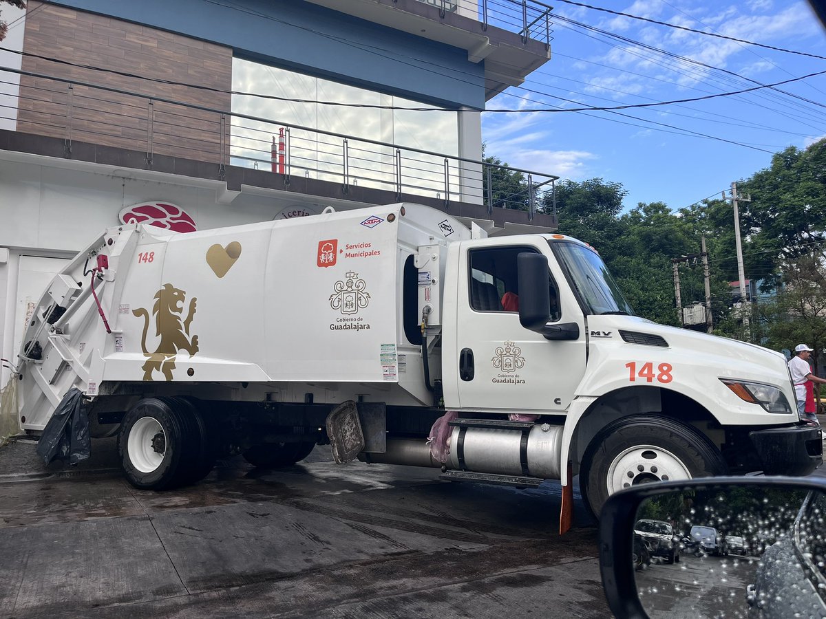 yarkonechyba's tweet photo. @VeroDelgadilloG @GuadalajaraGob los camiones recolectores de basura tambien dan el servicio a empresas? https://t.co/sZnXyX4O8H