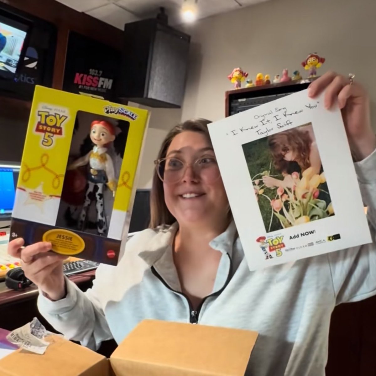 updateswiftbr's tweet photo. Aparentemente, Taylor Swift está enviando kits promocionais para rádios dos Estados Unidos de sua música “I Knew It, I Knew You”, de Toy Story 5. O pacote inclui uma boneca da personagem Jessie. 💛

A faixa será promovida nas rádios country dos EUA. 🤠🇺🇸 https://t.co/AjQADWYWE1