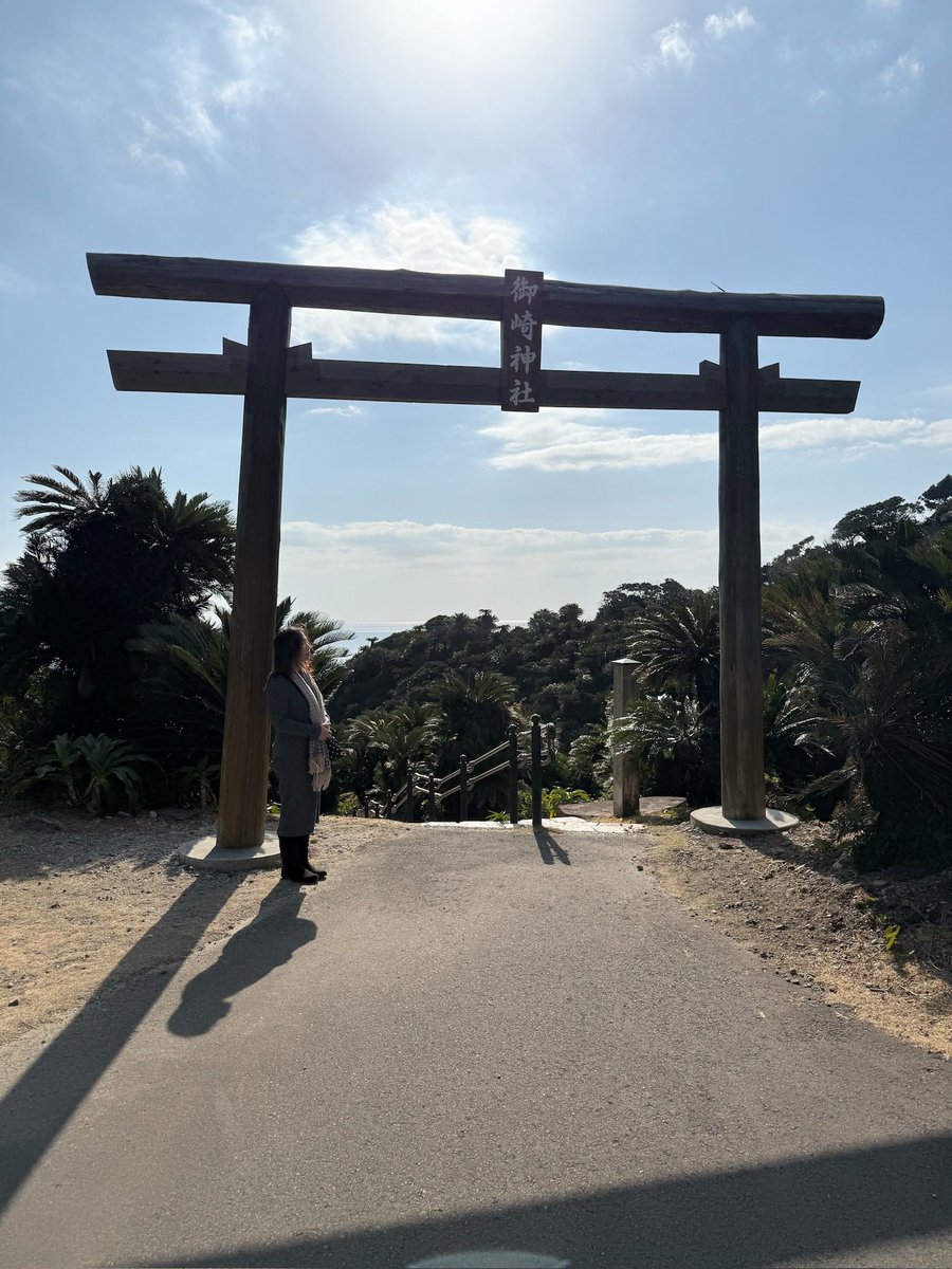 Singerizumi51's tweet photo. .
自然も神社も（書店も 笑）
昔から大好きな場所🪴　

英語も 歌も結局は
「想いを伝えること」だと思う

毎月行く神社
自分をリセットする時間

英語も音楽も内側が出るものだから

ちゃんと自分が満たされてないと
人にも届けられない気がする🌿

みなさんにも
“自分が整う場所”ありますか？✨⁡ https://t.co/c9LeE2a1ON