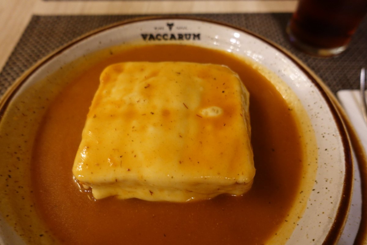 virtual_rabbit's tweet photo. 初日は夜着でポルト。どこもかしこもなんだかオシャレでウェス・アンダーソン味がある。ハムやソーセージやステーキやハンバーグらしきものがミチミチに詰まった恐るべき食い物「フランセジーニャ」とビールとナタで腹一杯になって初日終了！川沿いがリンドブルムみたいで堪らなかったです。 https://t.co/uu9pahtpZw