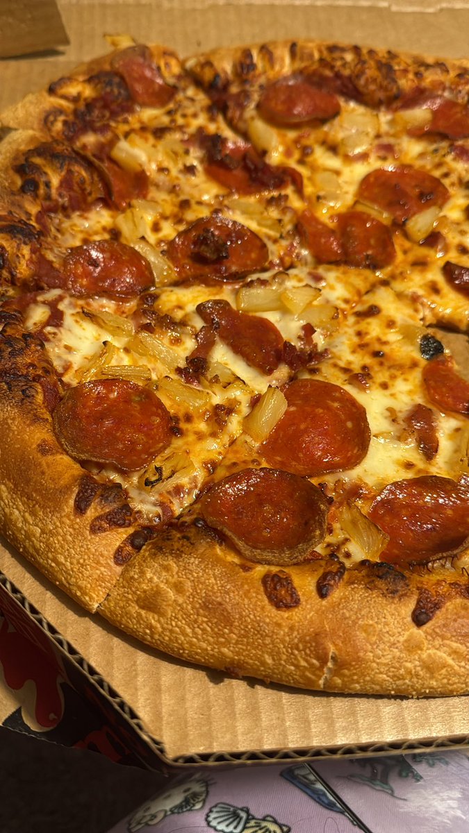 QueenTench2017's tweet photo. Had a shittastical day but got to talk to Alex on my way to the apartment. Snagged my favorite pizza. Got to said apartment and remembered my best friend is top tier AND GOT ME MY (our- since sometimes I share with @HogtwnHooligans ) ALANI https://t.co/pkG9BSV85y