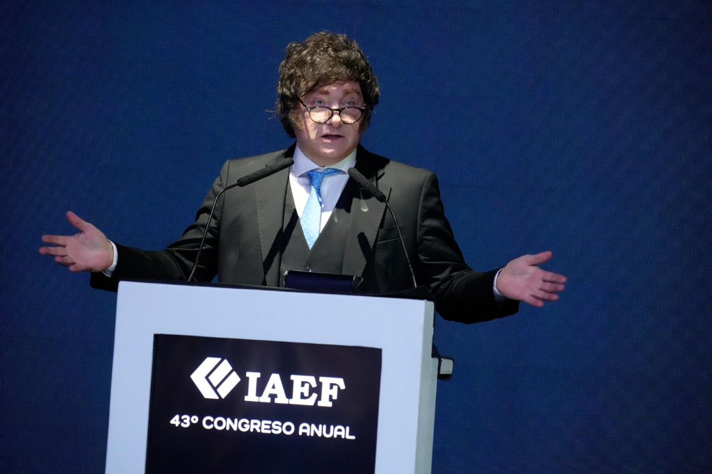 LLibertadAvanza's tweet photo. "Estamos convencidos de que la transformación recién comienza, con mucho esfuerzo hemos atravesado la tormenta y hemos puesto los cimientos, ahora nos esperan los mejores 30 años de la historia Argentina. VLLC!!!" - Presidente Javier Milei.

📍Congreso anual del IAEF https://t.co/yqBBsGU9iM
