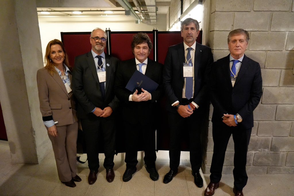 LLibertadAvanza's tweet photo. "Estamos convencidos de que la transformación recién comienza, con mucho esfuerzo hemos atravesado la tormenta y hemos puesto los cimientos, ahora nos esperan los mejores 30 años de la historia Argentina. VLLC!!!" - Presidente Javier Milei.

📍Congreso anual del IAEF https://t.co/yqBBsGU9iM