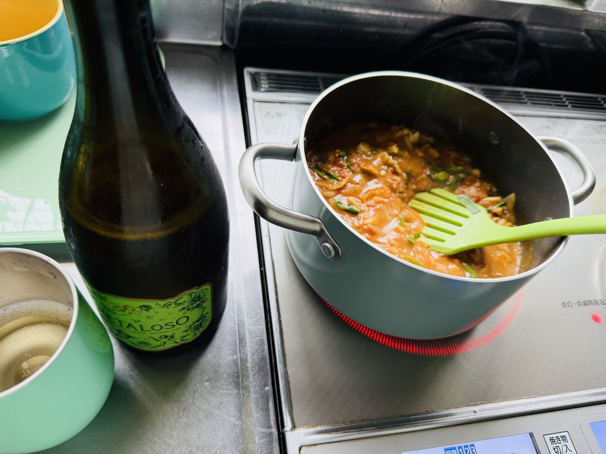 BUNHO69's tweet photo. 夜食べるパスタ用のソース作りながらなみんこの配信見てたら、酒飲みたくなってスパークリングワイン飲みながら作ってたら酔っ払っちゃった
なみんこのせいだw
なみんこ@naminko119
#ぶんほーキッチン #deadbydaylight #なみんこ #パスタソース #PETALOSO https://t.co/twLQ7wENR4
