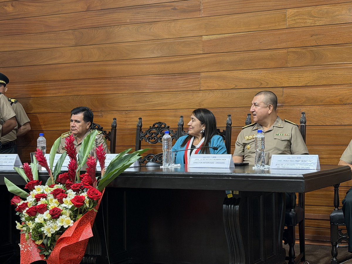 dirandroficial's tweet photo. 📍 La ceremonia se realizó en el Auditorio José Faustino Sánchez Carrión y contó con la presencia del Director Antidrogas, Gral. PNP Leiby Huamán Daza. 👏 #LuchaContraLasDrogas #PerúSeguro https://t.co/r31YfOPMlH
