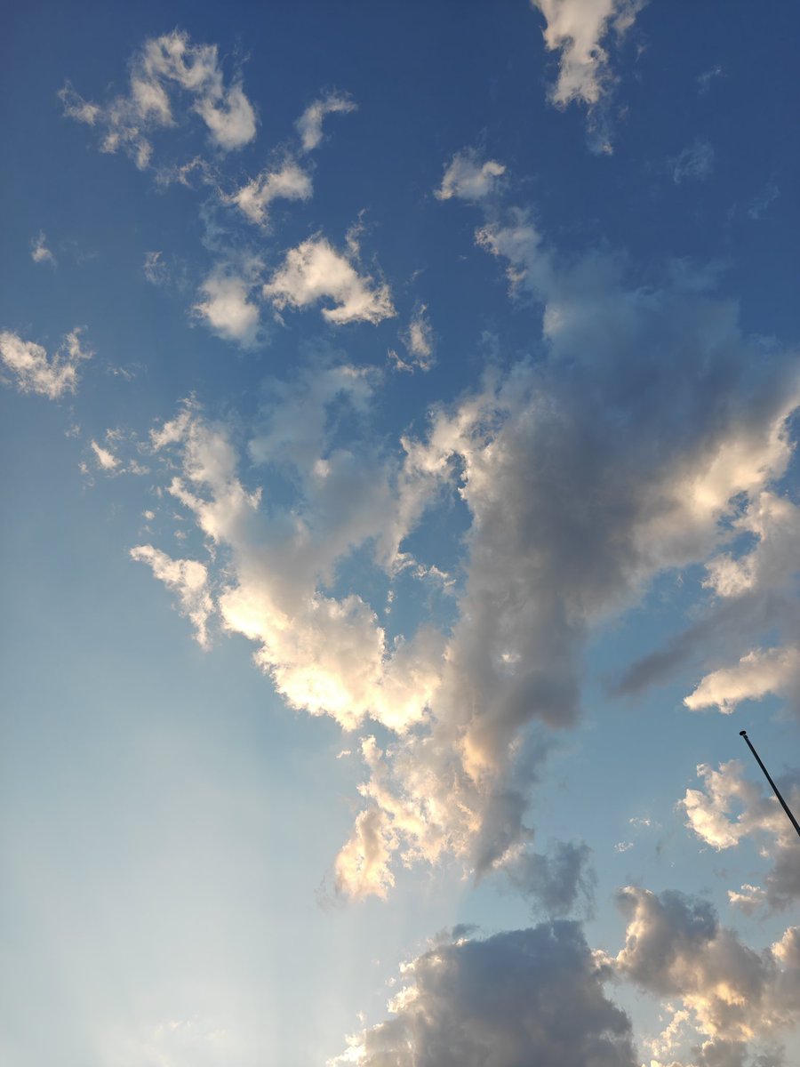 TMKYNGSW's tweet photo. 台風がきて

いつもと同じことが出来ない、やれない

そんなときは

いつもと違うことをやれる日にしよう！

読めなかった本

片付けたかったこと

掃除したかった部屋

やれなかった事をやるチャンス！

#台風
#無理しない
#水辺には近づかない https://t.co/pSmXnrmtdW