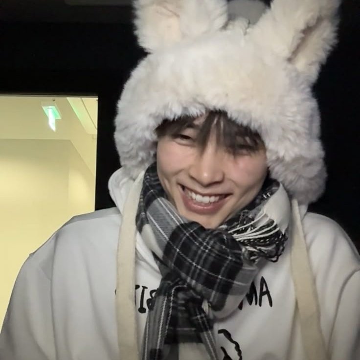 zeroseive's tweet photo. when taylor swift sing “and you’ve got a smile that can light up this whole town” she’s talking about sung hanbin https://t.co/1C9Ki02rIc