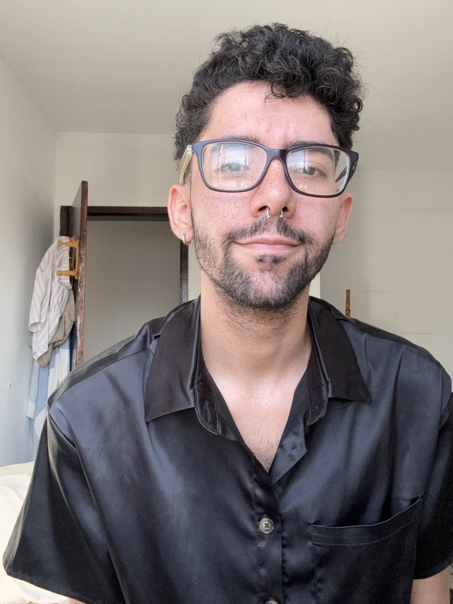 luanQueiroga's tweet photo. Não sou lindo igual os da trend mas pra quem não sabe eu sou gay tá https://t.co/3zxHkTH6mh