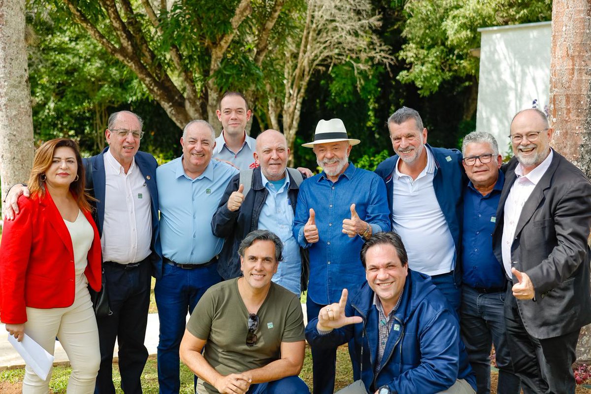 CutNobre's tweet photo. Nesta foto, todo mundo defende e a redução da jornada de trabalho, sem redução de salário, e o #fimdaescala6x1, igual a mais de 70% dos brasileiros e brasileiras. Não vamos permitir que 40 senadores ignorem e desrespeitem a vontade do povo já aprovada na Câmara dos Deputados. Toda pressão sobre o Senado em defesa da PEC 221/19. @CUT_Brasil