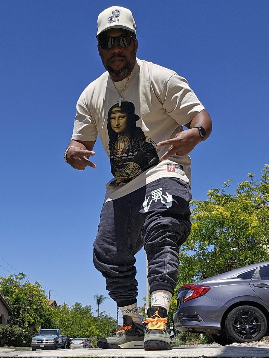 SolefulThreads_'s tweet photo. MonaHustla tee.
Oat colorway oversized with a minimal crop (shorter length). Im wearing a Large. Still on my weight loss journey.

Black is oversized (NO crop) wearing a Large also. https://t.co/jMF14tcFY7