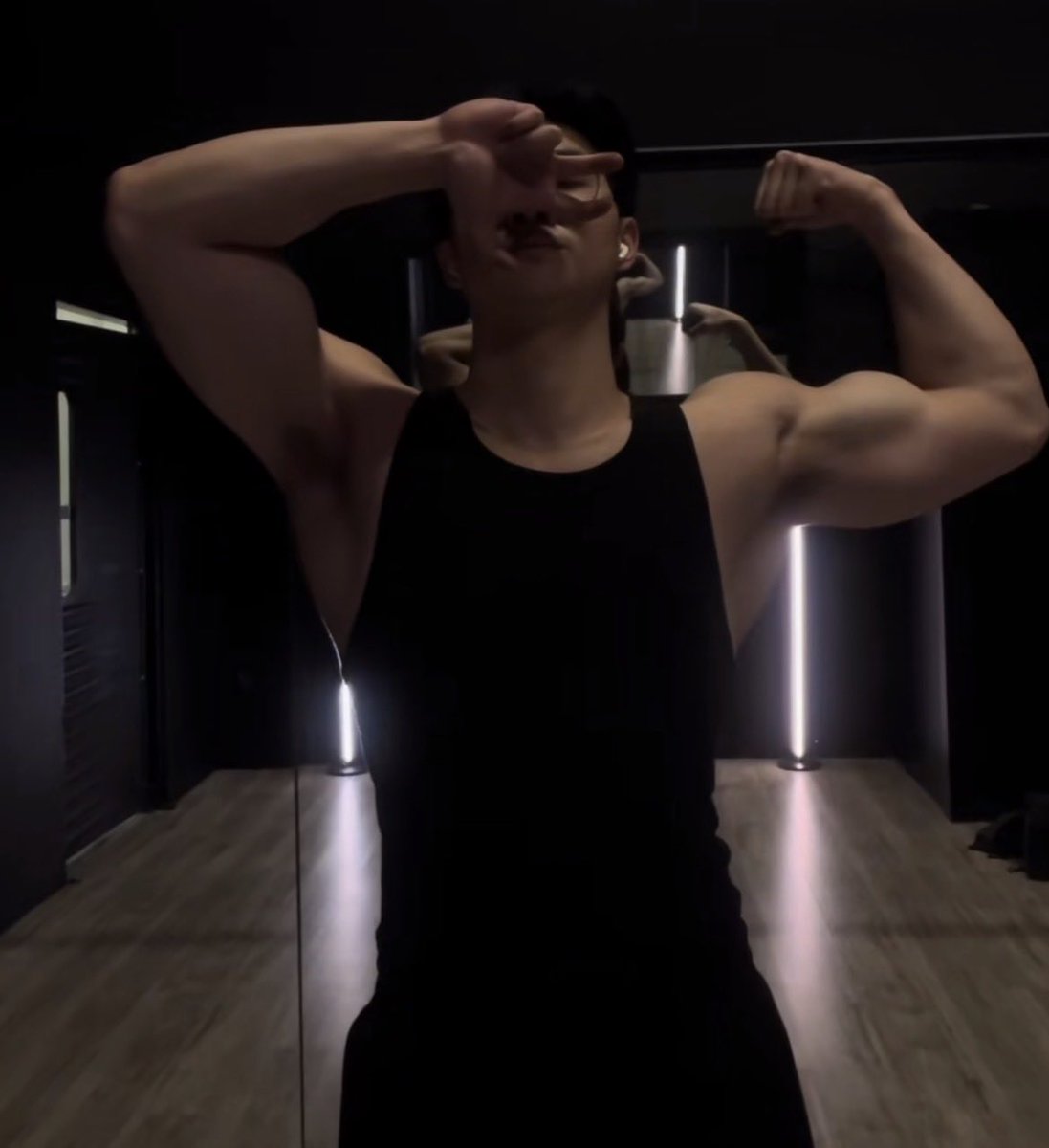 dailyhotdudes's tweet photo. Vincent Lam 
💪 https://t.co/S9FjGKdg3u