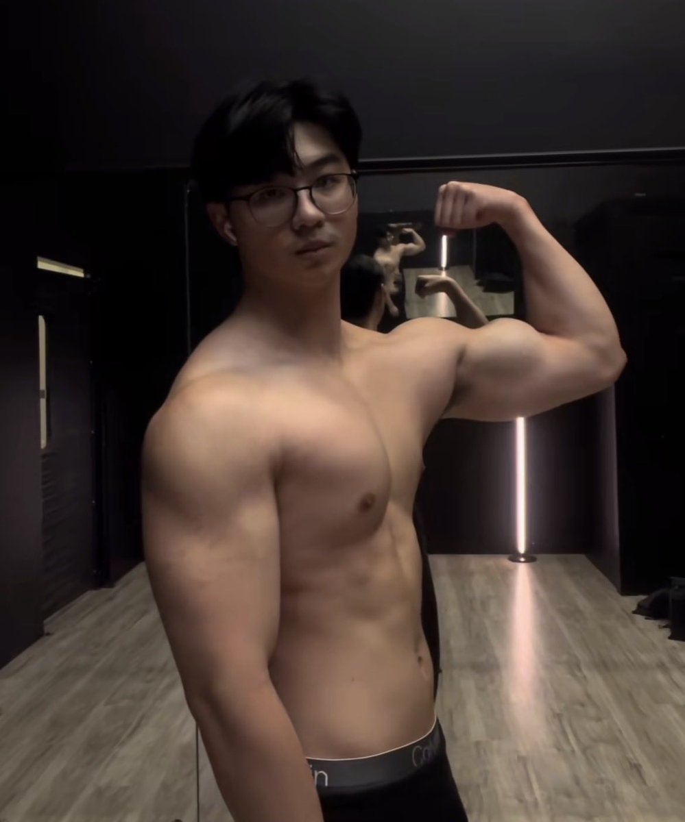 dailyhotdudes's tweet photo. Vincent Lam 
💪 https://t.co/S9FjGKdg3u