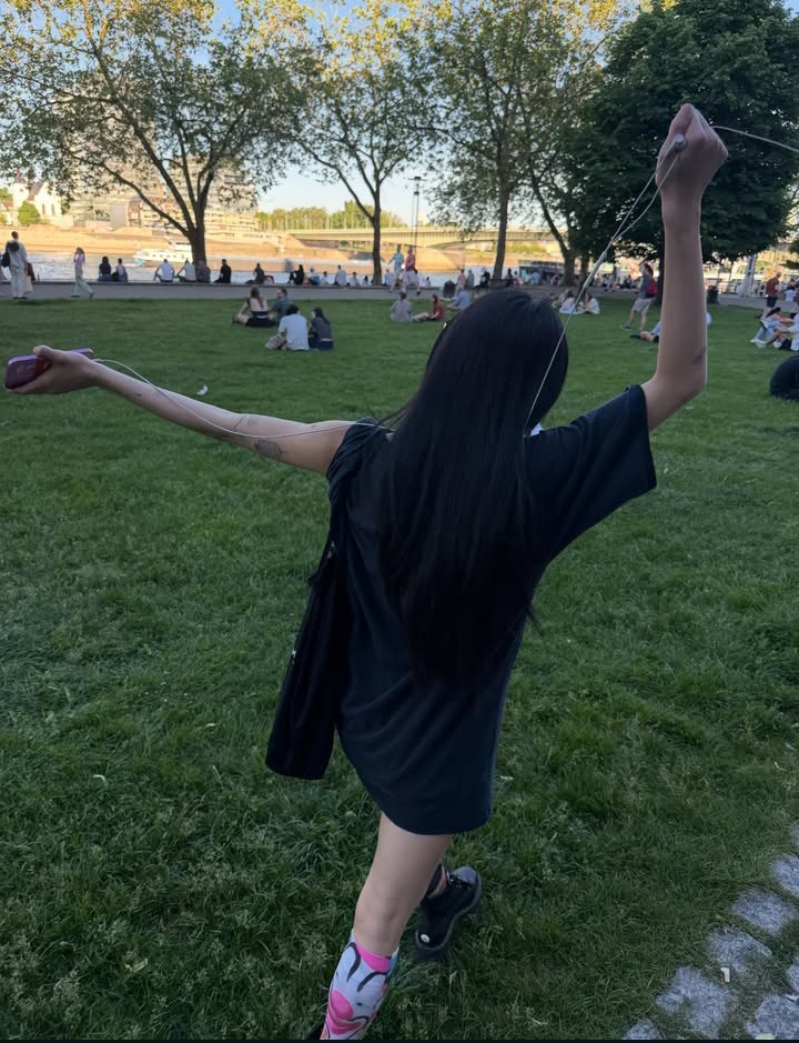 OT_9WICE's tweet photo. Chaeyoung encontró su lugar favorito, no la saquen de Europa 🤧 https://t.co/hnVNiTfw5r