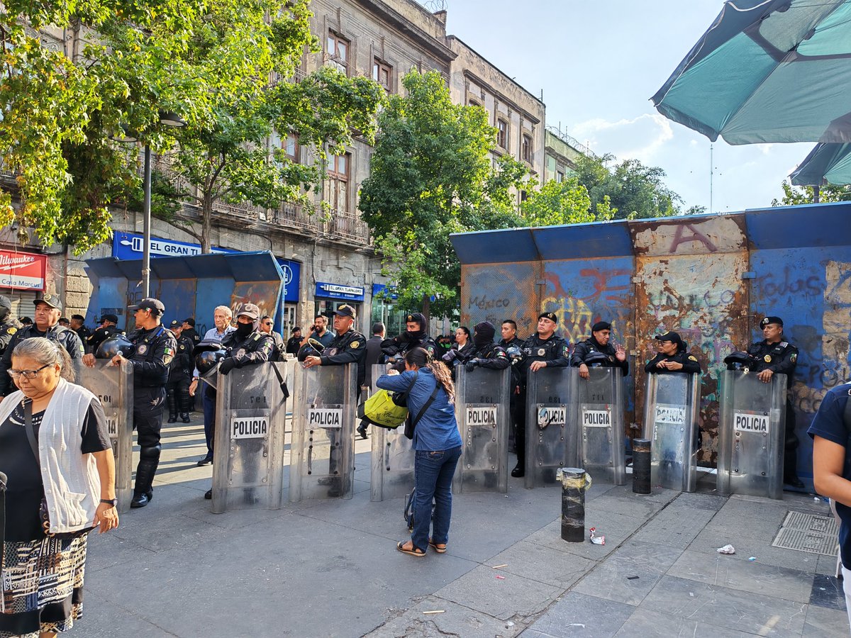 ufomatto's tweet photo. Muy distinguida y honorable @ClaraBrugadaM  ¿Cómo le hago para caminar en su ciudad de la transformación y de las libertades? https://t.co/v65p1ZbxaL
