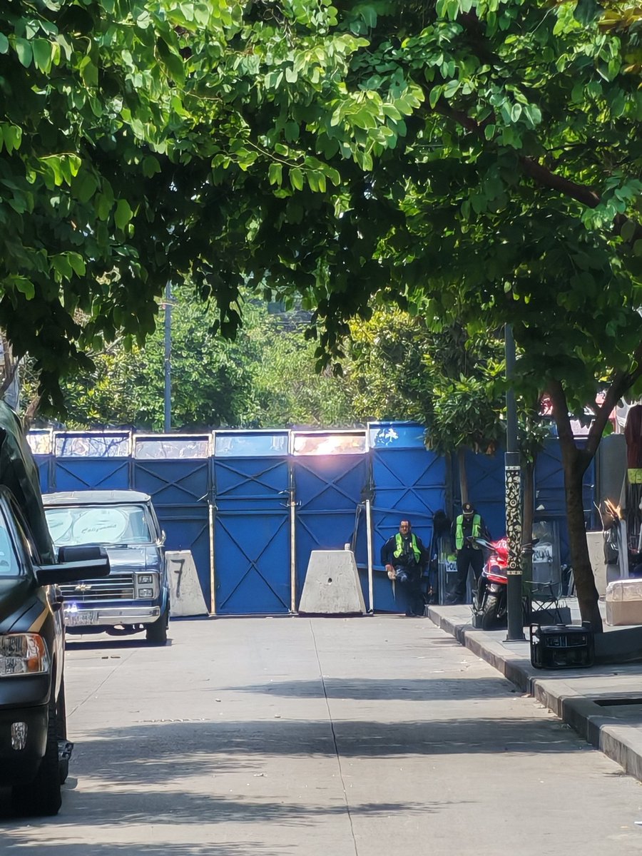 ufomatto's tweet photo. Muy distinguida y honorable @ClaraBrugadaM  ¿Cómo le hago para caminar en su ciudad de la transformación y de las libertades? https://t.co/v65p1ZbxaL