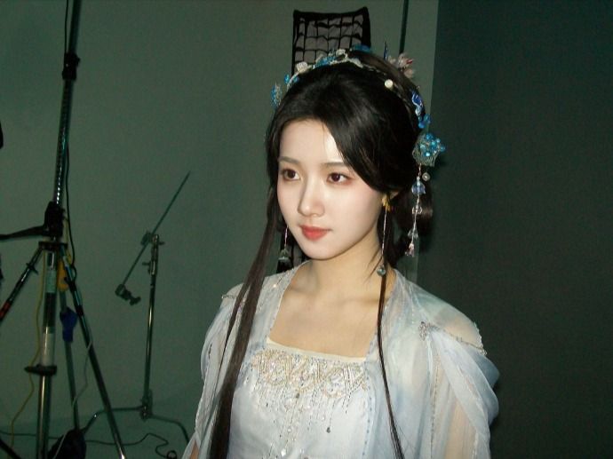 cdramasapphic's tweet photo. Lu Yuxiao as Ming Yi behind the scenes https://t.co/GW037bnGxF