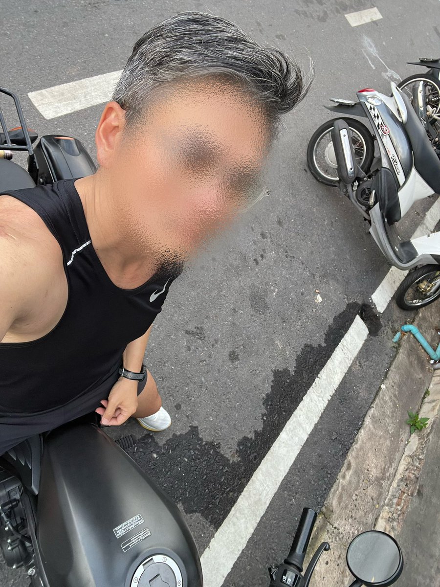 RoadrunnerUB's tweet photo. คู่เกย์ฝรั่งแต่งงาน เค้าจะแทนว่า husband &amp; husband (สามี&amp;สามี) ถ้าผมบินกับแฟน พวกบัตรทอง แอร์ฯจะมารับออเดอร์อาหารก่อน เมื่อผมแนะนำแบบสากลว่า คนนี้สามีผมขอด้วยอีกที่นะครับ เราจะถูกมองว่าเป็นเมียทันที บริบทของเกย์บ้านเราถูกแบ่งแยกค่อนข้างชัดเจนจากการเป็นรุกหรือรับ....ไม่ดีเลยเนาะ https://t.co/fksJgWedw7