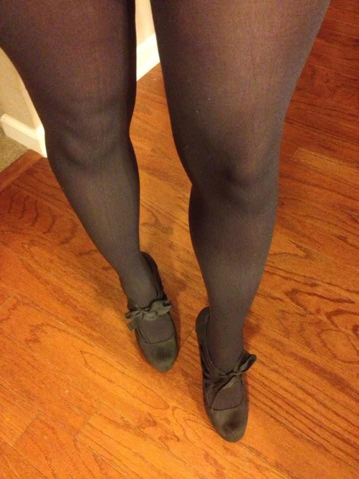 LadyDebtLux's tweet photo. These bows aren’t just cute, they’re a reminder that you’re already wrapped around my finger. Send a tribute just for the privilege of staring. 🎀🖤 #findom #goddessvibes #paypig #footworship #tribute https://t.co/GxogKckXlq
