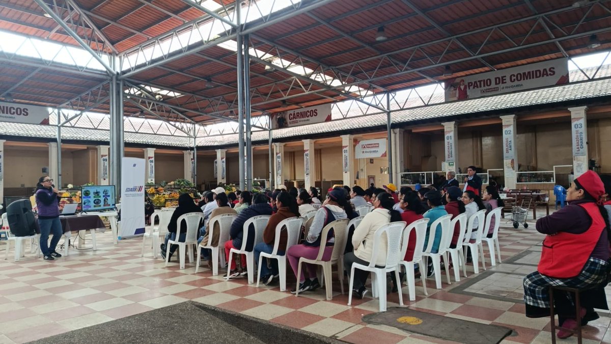 riobamba's tweet photo. ✅ En coordinación con ARCSA, capacitamos a los comerciantes del Mercado Pedro de Lizarzaburu "San Francisco" en Buenas Prácticas Sanitarias y Manipulación de Alimentos, fortaleciendo la seguridad alimentaria y la calidad del servicio.
#Riobamba #ARCSA #TurismoRiobamba https://t.co/JS29rozvPJ