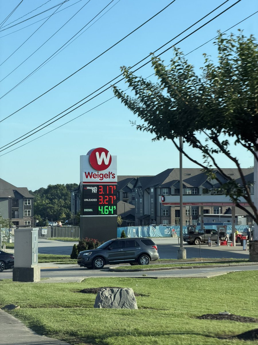 JackStottSC21's tweet photo. This could be SC if our Lt Governor actually took a stand…oh wait SHE NEVER HAS OR WILL #shouldve_suspended_the_gas_tax https://t.co/dZ6wtXwPp6