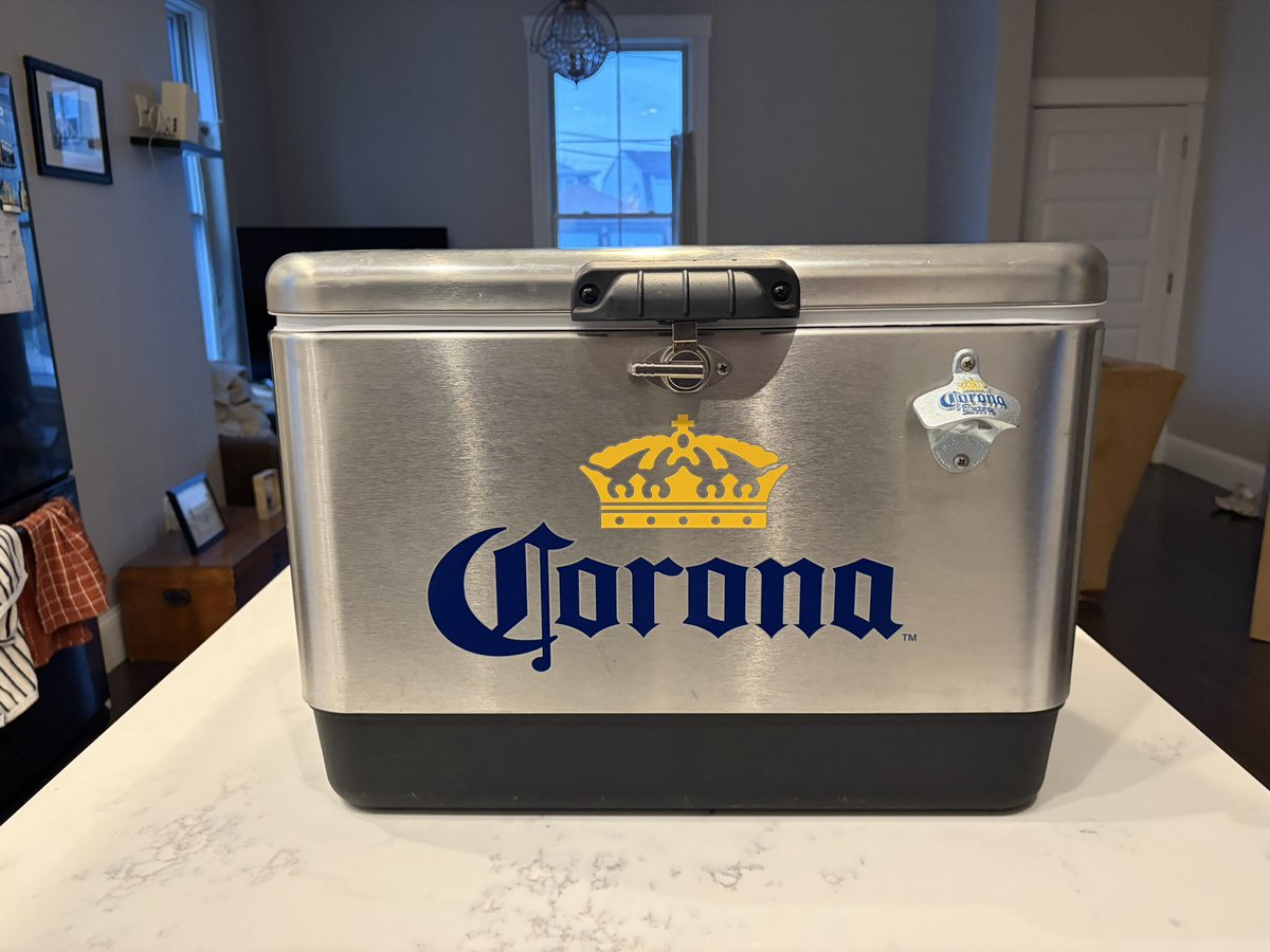 MarkyF_'s tweet photo. Uhhh yeah I drink beer 🍺🍻😎 https://t.co/wSNGUGhcHS
