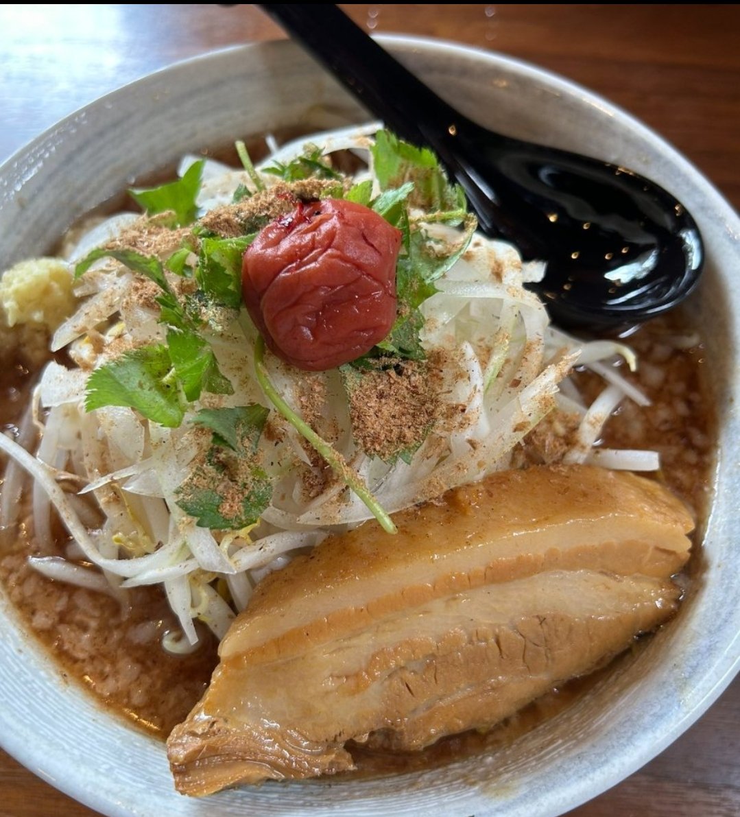 60daysNetakiri's tweet photo. 🍜夏ぐらいまで季節の限定麺🍜
梅カツオシリーズ！！今年も4種☆

『梅カツオつけ麺』
『梅カツオＧそば』
『梅カツオドロそば』
『梅カツオ味噌らーめん』

お好きなカツオ味の食券+¥100

食券を渡す際に、梅カツオで！と
コールください☆ https://t.co/pQijg7TklJ