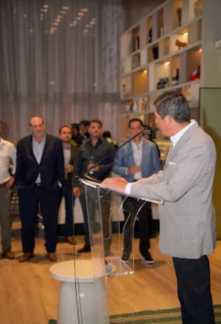 CorpSenoroMX's tweet photo. Importante encuentro de negocios en #Guadalajara con @PlataformaPark líder en #parquesindustriales en #mx para ofrecer al #mundo 🌎 es asi como @CorpSenoroMX fortalece la #atracciondeinversion y el #comercio en el #bajio #centro #occte d'🇲🇽

📌 @soycindyblanco  @JWMarriott #apiej https://t.co/4cdR5AnE30