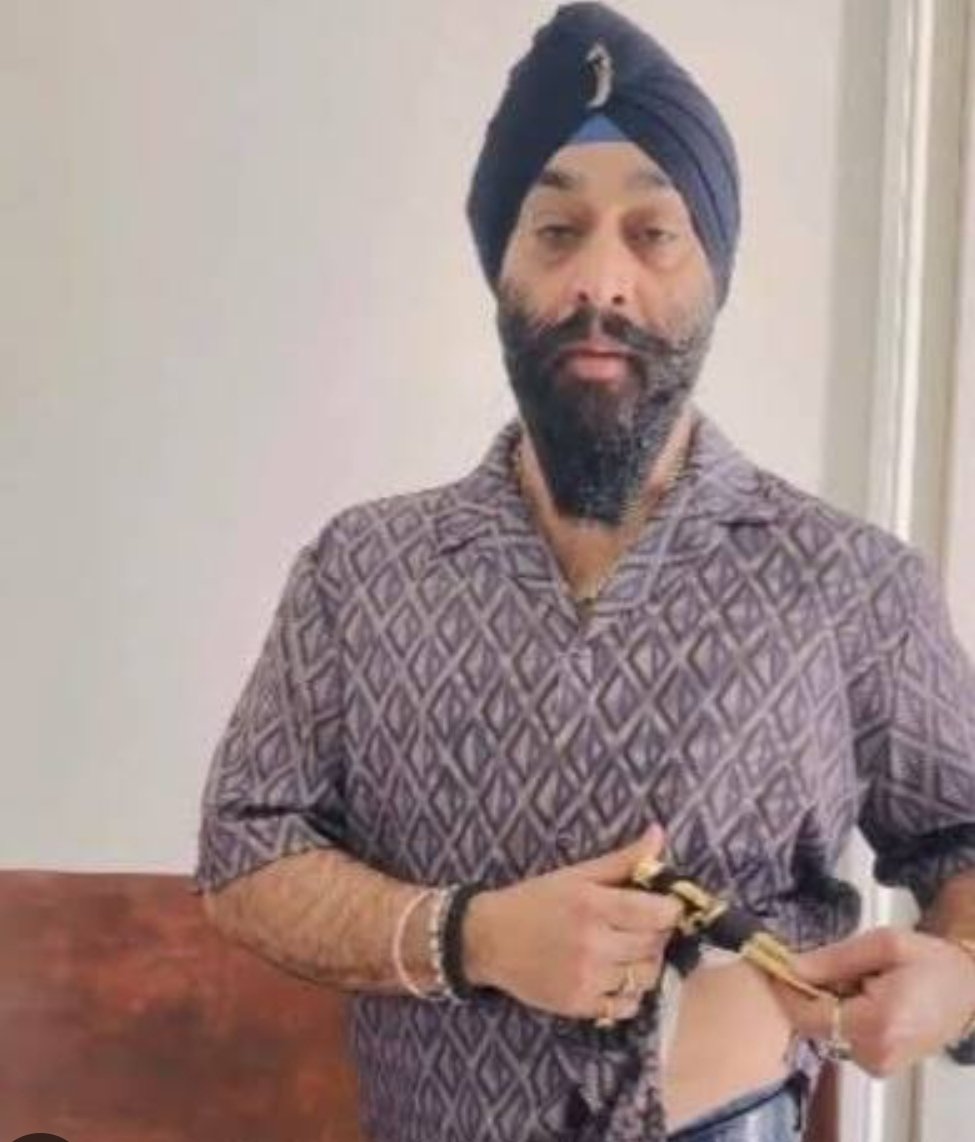 DrMarianaClaire's tweet photo. Don't forget this clown @kingkapoor72 said not so long ago he would use his kirpan to defend his family and those on the right supported him and cheered him on. https://t.co/zlUteZ3n4q
