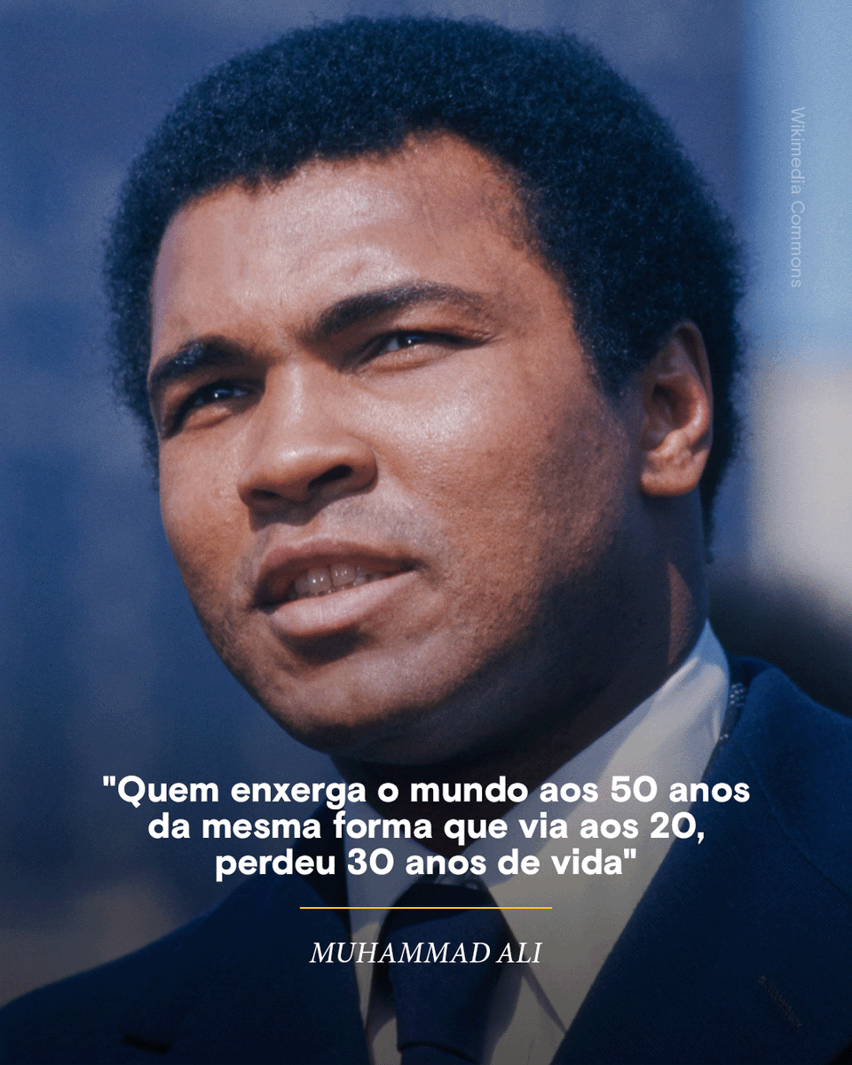 CanalHistory's tweet photo. #HojeNaHistória  No dia 3 de junho de 2016, o mundo se despedia de Muhammad Ali, um dos maiores nomes da história do esporte. Aos 74 anos, o ex-campeão dos pesos-pesados morreu em Scottsdale, no Arizona, nos Estados Unidos, vítima de um choque séptico. Anos antes, Ali havia sido diagnosticado com Doença de Parkinson, condição contra a qual lutou por décadas.​

Nascido em Louisville, Kentucky, em 17 de janeiro de 1942, com o nome de Cassius Marcellus Clay Jr., Muhammad Ali revolucionou o boxe dentro e fora dos ringues. Dono de um estilo veloz, provocador e extremamente técnico, ficou eternizado pela frase: “Flutuar como uma borboleta, picar como uma abelha”.​

Ali conquistou seu primeiro título mundial dos pesos-pesados em 1964, ao derrotar Sonny Liston. Pouco depois, anunciou sua conversão ao islamismo e adotou oficialmente o nome Muhammad Ali, rompendo com o sobrenome herdado da escravidão. Sua decisão transformou o atleta também em um símbolo político e social.​

Muito além do boxe, Ali entrou para a história por sua postura contra a Guerra do Vietnã. Em 1967, recusou-se a servir o exército americano alegando motivos religiosos e morais. A decisão lhe custou o título mundial, a licença para lutar e quase a liberdade, mas consolidou sua imagem como um importante ativista dos direitos civis.​

Após anos afastado dos ringues, voltou ao boxe e protagonizou algumas das lutas mais históricas de todos os tempos, como a “Luta do Século”, contra Joe Frazier, e o lendário “Rumble in the Jungle”, contra George Foreman, em 1974, quando recuperou o cinturão mundial.​

Ao longo da carreira, Muhammad Ali acumulou 56 vitórias em 61 lutas profissionais e se tornou o primeiro boxeador da história a conquistar o título mundial dos pesos-pesados em três ocasiões. Em 1999, foi eleito “O Desportista do Século” pela revista Sports Illustrated.​

#MuhammadAli #Boxe #Boxing #Esporte