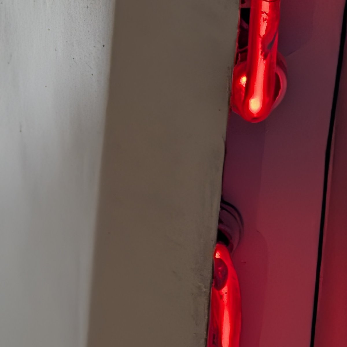 ThemeParkBar's tweet photo. VERY pleasantly surprised to see that through all the renovations the guitar in front of Rock'n'Roller Coaster retained its original REAL neon! No cheap LED strips here!!! https://t.co/rGQxRP90Cr