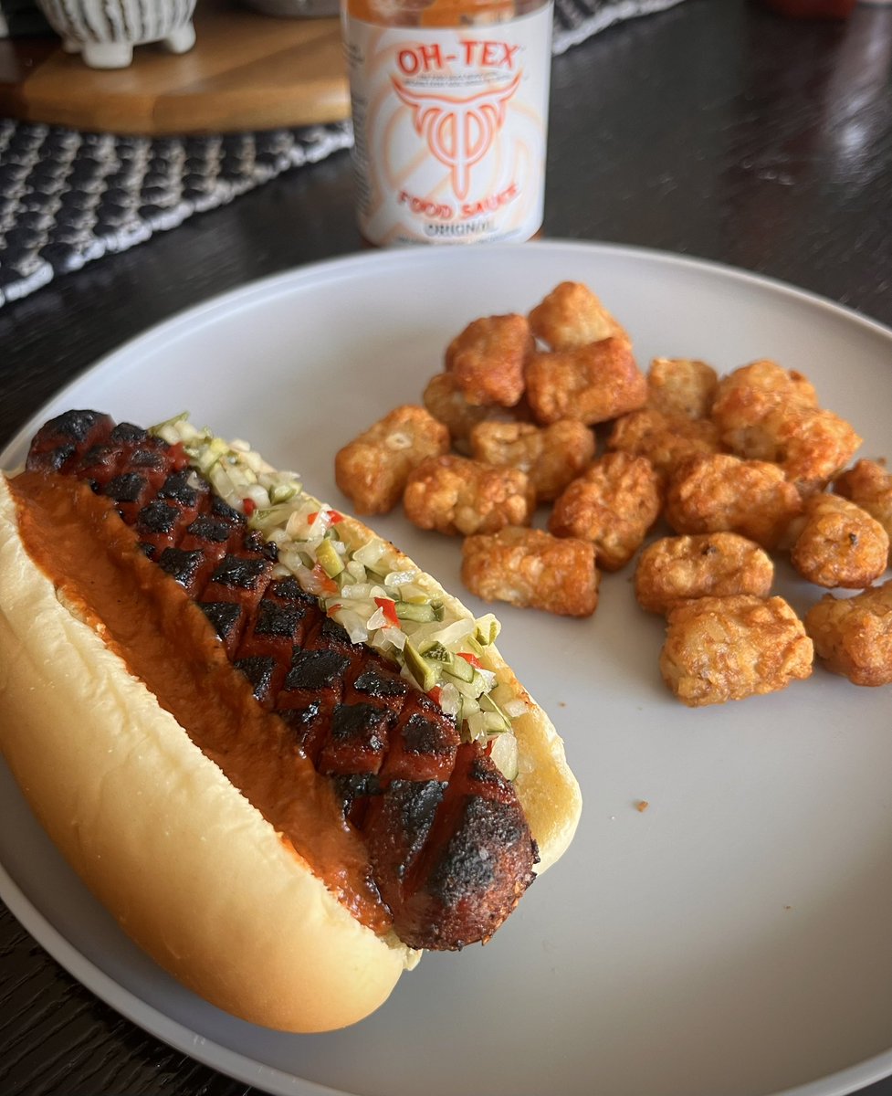 FireHatchRubs's tweet photo. Grilled 1/4 lb. beef hotdog covered in Oinker Dust with @OhTexFoodSauce Food Sauce and pickle de gallo. DAMN, what a delicious combo 🔥🔥
@FoodRageBait @SauciustheGreat https://t.co/DkKYguN45i