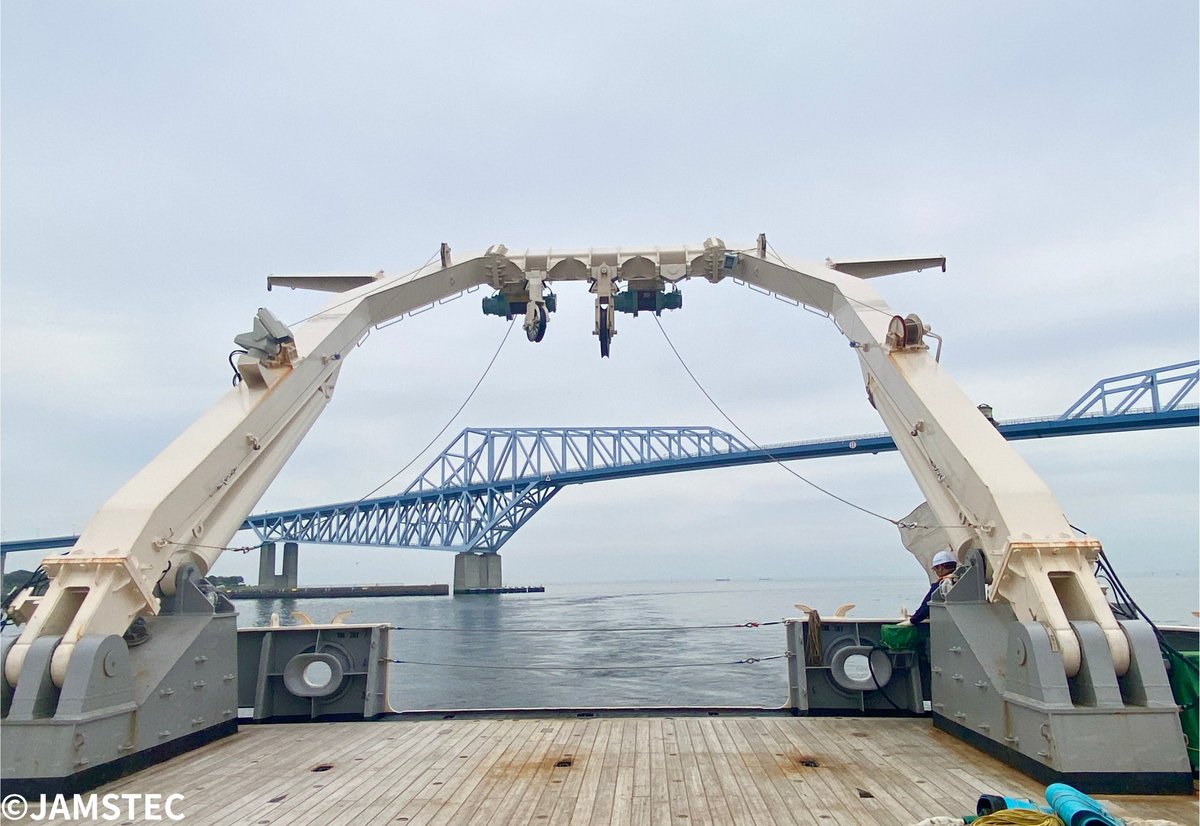 Fleet_JAMSTEC's tweet photo. 学術研究船「#白鳳丸」は性能確認試験を終えて東京に入港しました⚓
船舶が輻輳(ふくそう)する航路や港内では、定められた信号旗を掲揚し本船の動向を周囲に周知することで安全な航行を確保しています🫡

#JAMSTEC https://t.co/6Sm9uv0wGC