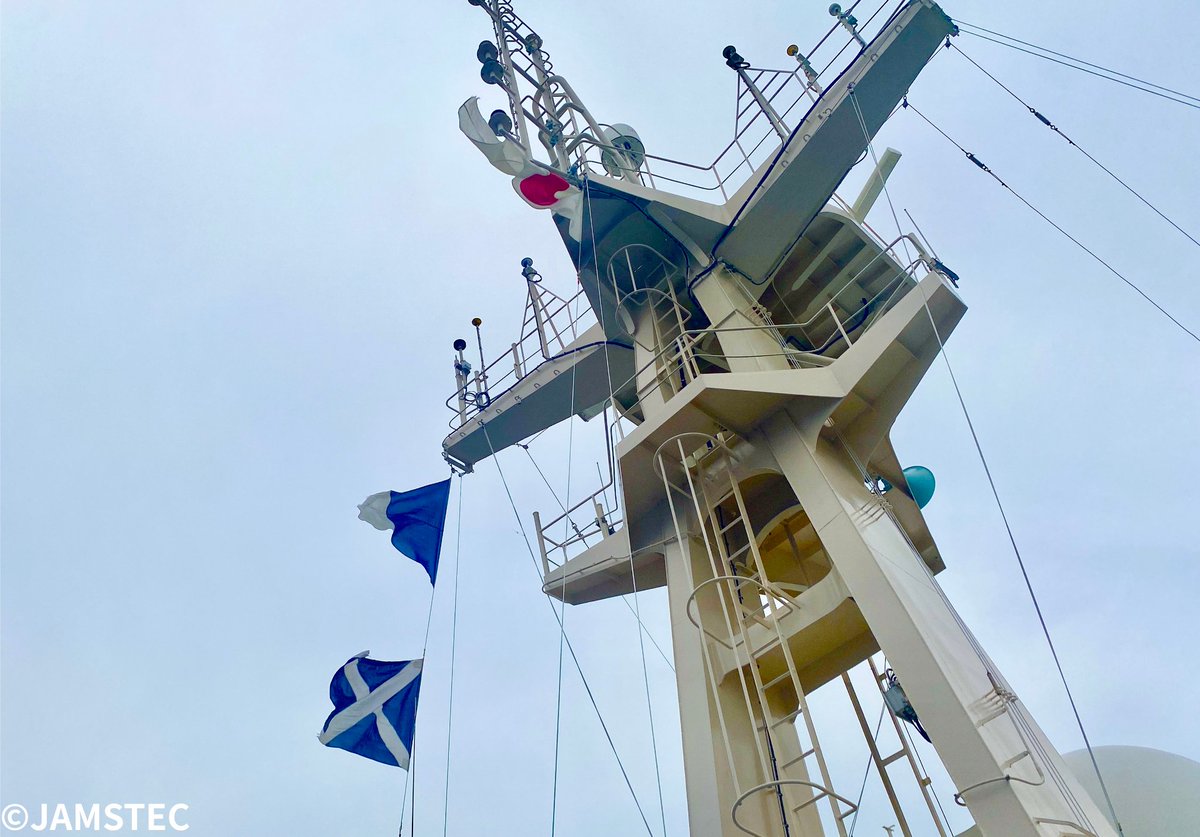 Fleet_JAMSTEC's tweet photo. 学術研究船「#白鳳丸」は性能確認試験を終えて東京に入港しました⚓
船舶が輻輳(ふくそう)する航路や港内では、定められた信号旗を掲揚し本船の動向を周囲に周知することで安全な航行を確保しています🫡

#JAMSTEC https://t.co/6Sm9uv0wGC