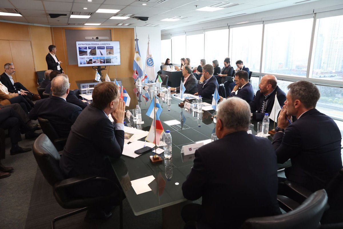 QuintelaRicardo's tweet photo. Junto a los gobernadores del Norte Grande seguimos construyendo una agenda común para impulsar el desarrollo de la región.

Hoy nos reunimos en Buenos Aires con autoridades del CFI para avanzar en una estrategia unificada de crecimiento en logística y materia energética, para las provincias del norte argentino. También presentamos un pedido formal al Ministerio del Interior para avanzar en la infraestructura necesaria que permita conectar a las provincias del NOA a la red de gas.

La unión, el diálogo y el federalismo son el camino para garantizar más oportunidades y un futuro mejor para el Norte Grande.