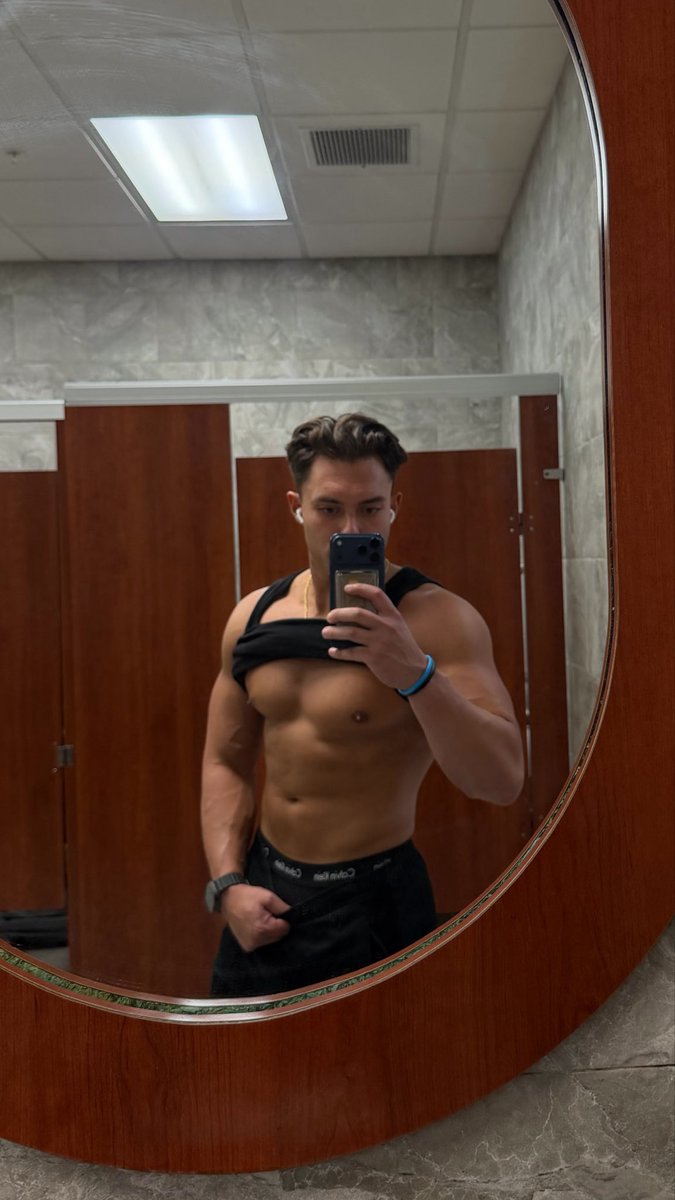 alphaking333's tweet photo. so shredded and sexy https://t.co/9AyHHtnvoQ
