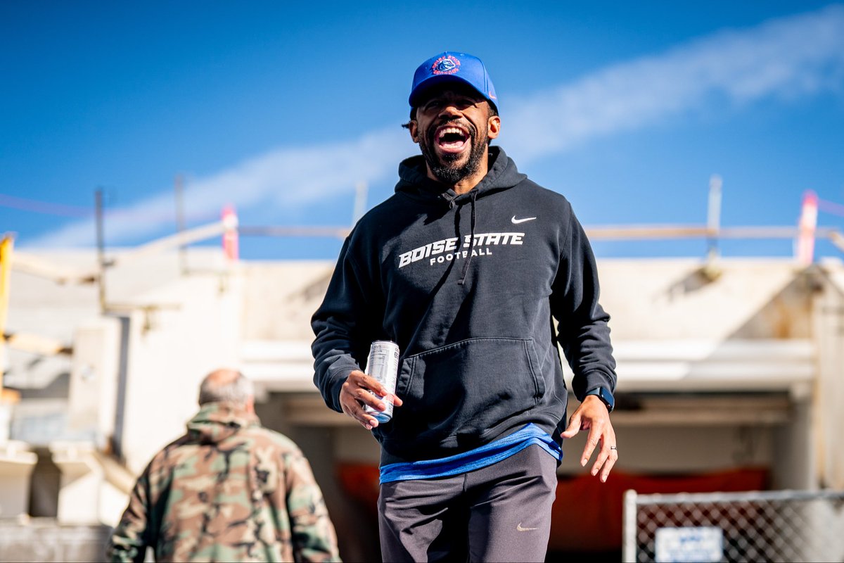 Coach_SD's tweet photo. Gratitude 🙏

Today I want to show my appreciation for Terrence Brown. He is the best Defensive Backs Coach in the nation and brings energy and juice everyday🔥👊 He is an elite developer of young men, and is all about the Team.🤝💙

#BuiltDifferent #Gratitude https://t.co/3a5xn6SkLs