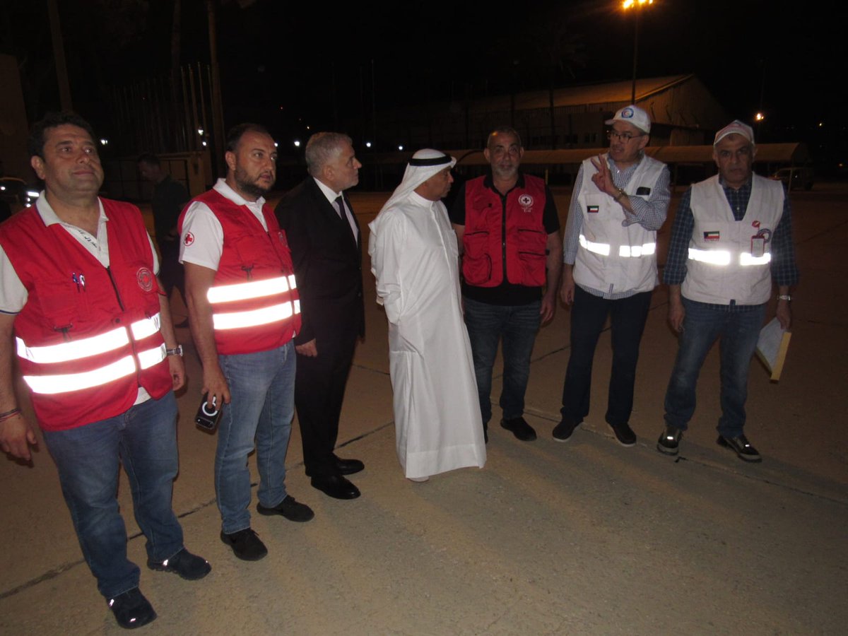 kuna_ar's tweet photo. وصول طائرة تابعة للقوة الجوية الكويتية تنقل 40 طنا من المساعدات الإنسانية إلى مطار رفيق الحريري الدولي في بيروت 

- استقبلها سفير دولة الكويت لدى لبنان محمد الشرجي مع القائم بأعمال السفارة المستشار عبدالعزيز الدلح ورئيس الصليب الأحمر اللبناني د. أنطوان الزغبي

https://t.co/nFFtaXM4fe

#كونا #الكويت